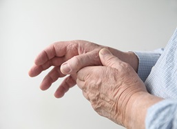Chester County Hospital shares possible causes and effective treatments for sore, aching thumbs.